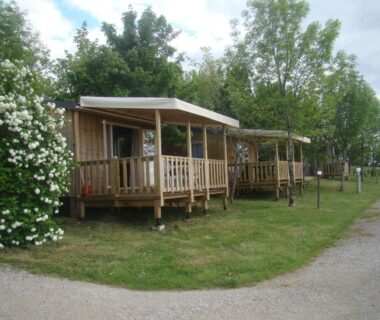 Terrasse en bois sur pilotis au camping Les Graves Cabane TITHOME