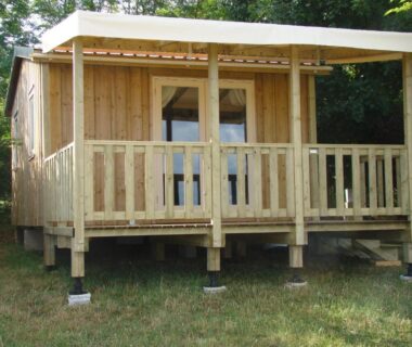 Terrasse et façade en bois sur pilotis de la Cabane TITHOME