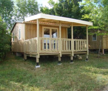 Cabane en bois sur pilotis avec terrasse au camping Les Graves Cabane TITHOME