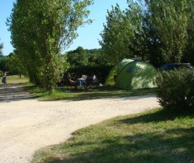 Emplacement de tente ombragé au Camping Les Graves Cabane TITHOME