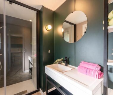 Salle de bains avec douche et vasque du camping Les Ourmes Hourtin