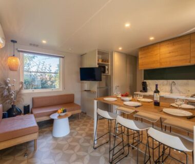 Intérieur avec coin salon et cuisine du Camping Les Ourmes Hourtin