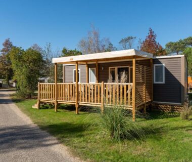 Mobil home et terrasse en bois au Camping Les Ourmes Hourtin