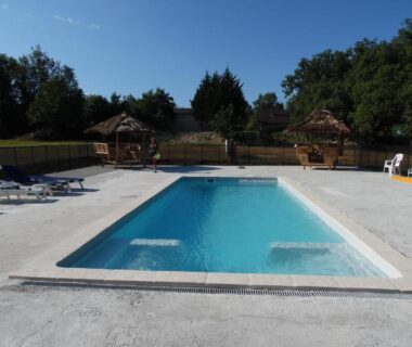 Piscine extérieure avec transats au Camping Les Paillotes