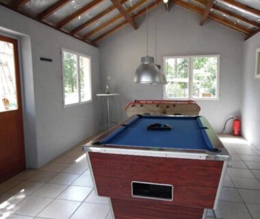 Salle de jeux avec table de billard au Camping Les Paillotes