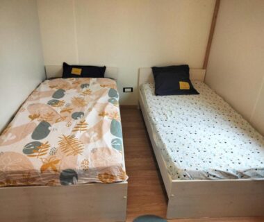 Chambre avec deux lits simples dans le mobil home du CAMPING LES PAILLOTES