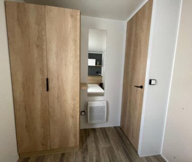 Couloir avec armoire et miroir dans le mobil-home du Camping Les Embruns