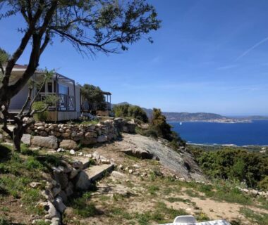 Mobil-home sur colline avec vue mer au Camping Monte Ortu