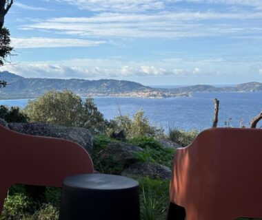Terrasse avec deux chaises et table face à la mer au Camping Monte Ortu