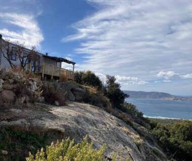 Bungalows en bois sur falaise avec vue mer au Camping Monte Ortu