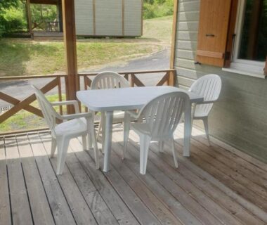 Terrasse en bois avec table et chaises du camping municipal La Sapinette