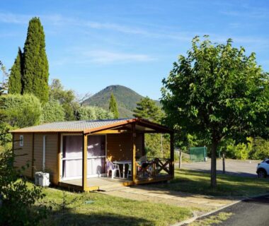 Emplacement herbeux avec mobil home et terrasse au Camping Municipal La Sapinette