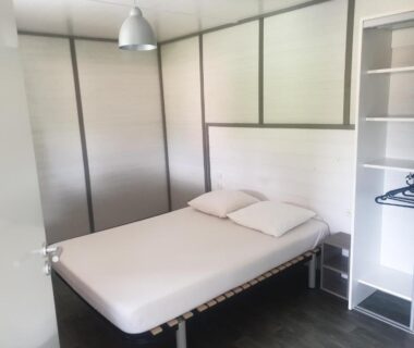 Chambre double avec armoire dans le Camping Municipal La Sapinette