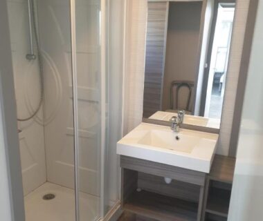 Salle de bain avec cabine de douche au CAMPING MUNICIPAL LA SAPINETTE