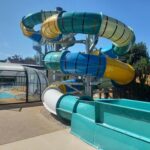 Aire aquatique avec toboggans et piscine au CAMPING PARADIS Domaine Oyat