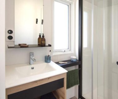 Salle de bain avec douche et lavabo au Camping Paradis Domaine Oyat
