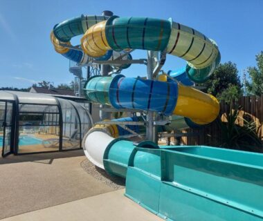 Aire aquatique avec toboggans et piscine au CAMPING PARADIS Domaine Oyat