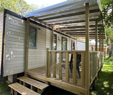 Terrasse couverte avec mobilier extérieur du mobil-home au Camping Plein Soleil