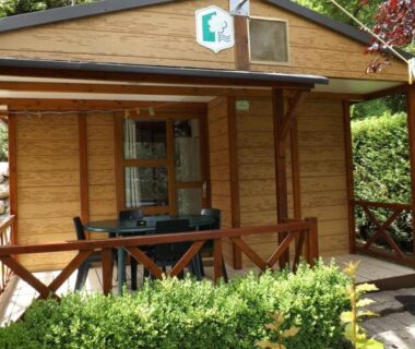 Terrasse en bois avec table et chaises au CAMPING PLEIN SOLEIL