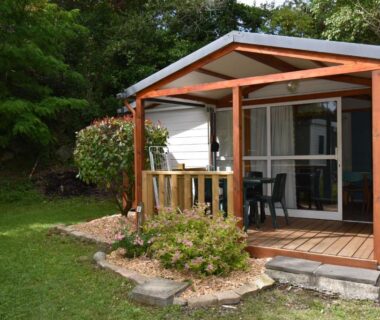 Mobil-home avec terrasse en bois et jardin au Camping Plein Soleil