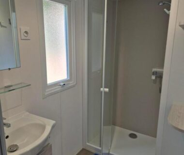 Salle de bain avec douche et lavabo au Camping Rêve des Iles