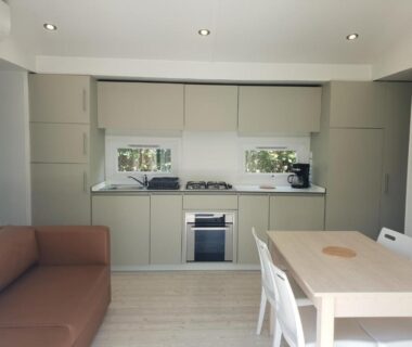 Intérieur avec cuisine équipée et coin repas au CAMPING RÊVE DES ILES