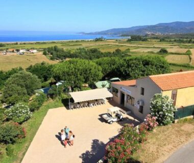 Vue aérienne des bâtiments et du littoral au camping U Sommalu