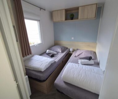 Chambre avec deux lits simples au CARABASSE DREAM