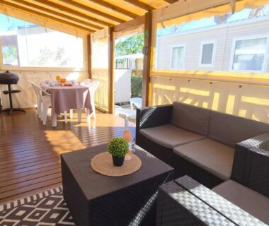 Terrasse couverte avec salon et coin repas du CARABASSE DREAM