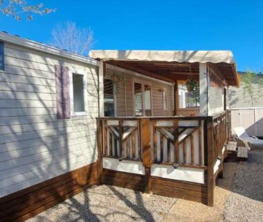 Terrasse en bois devant mobil-home au camping du CARABASSE DREAM
