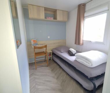 Chambre avec lits gigognes petit bureau et fenêtre dans le CARABASSE DREAM