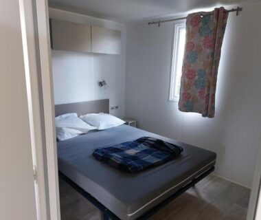 Chambre avec lit double dans le CARNAC Mobil-Home Camping 4 étoiles