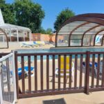 Piscine couverte avec chaises longues au CARNAC Mobil-Home Camping 4 étoiles