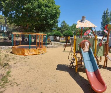 Aire de jeux avec toboggan au CARNAC Mobil-Home Camping 4 étoiles