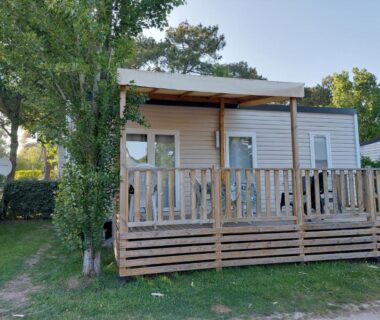 Terrasse en bois et pelouse devant le mobil-home du CARNAC Mobil-Home Camping 4 étoiles