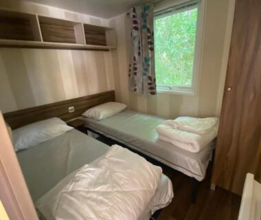 Chambre avec deux lits simples et fenêtre au C&B Lodges