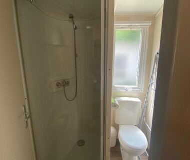 Salle de bain avec cabine de douche et toilettes dans C&B Lodges