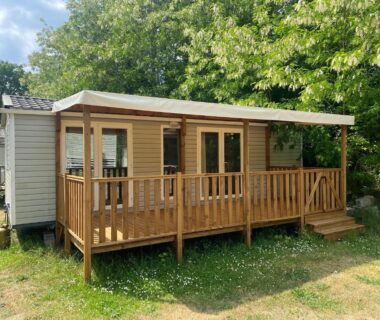 Mobil-home sur pelouse avec terrasse en bois au C&B Lodges