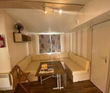 Coin salon avec banquette et table dans le lodge C&B Lodges