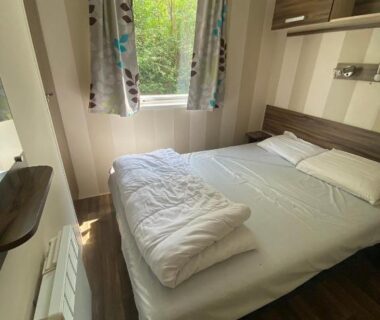 Chambre avec lit double et fenêtre au C&B Lodges