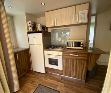 Cuisine équipée avec réfrigérateur four et micro-ondes dans les C&B Lodges