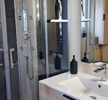 Salle d'eau avec cabine de douche et lavabo dans le CHALET 35m2 climatisé 2 chambres vue mer