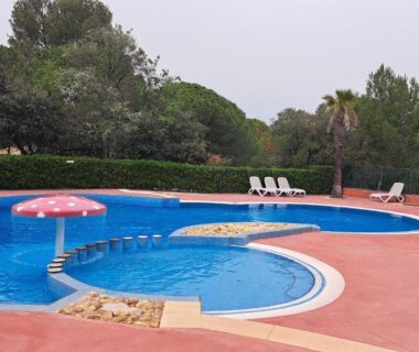 Terrasse avec piscine et transats du CHALET 35m2 climatisé 2 chambres vue mer