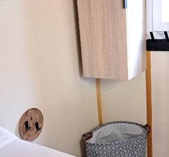 Coin buanderie avec lave-linge et rangement dans le CHALET 35m2 climatisé 2 chambres vue mer