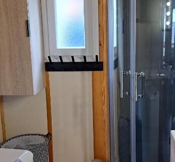 Salle d'eau avec cabine de douche dans le CHALET 35m2 climatisé 2 chambres vue mer