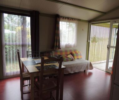 Séjour avec table et canapé dans le CHALET 4 personnes maxi tout confort location en gîte