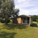 Jardin et chalet en bois dans le CHALET 4 personnes maxi tout confort location en gîte