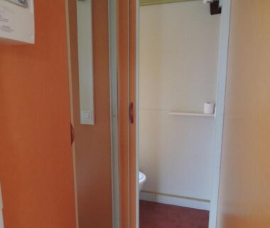 Couloir et porte de salle d'eau du CHALET 4 personnes maxi tout confort location en gîte