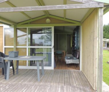 Terrasse bois avec table et chaises du CHALET 4 personnes maxi tout confort location en gîte