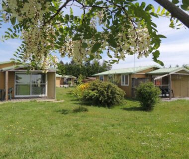 Pelouse et chalets en bois au CHALET 4 personnes maxi tout confort